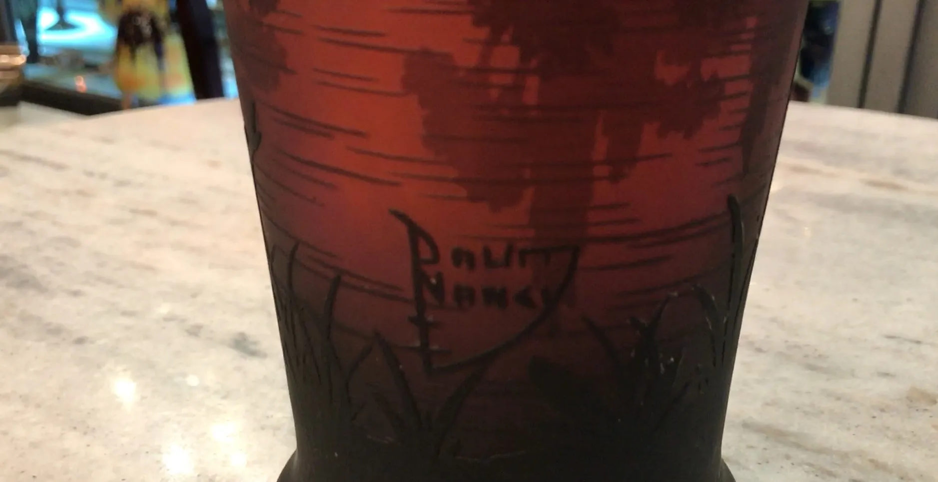 古董签名玻璃，背景自然，细节明显。