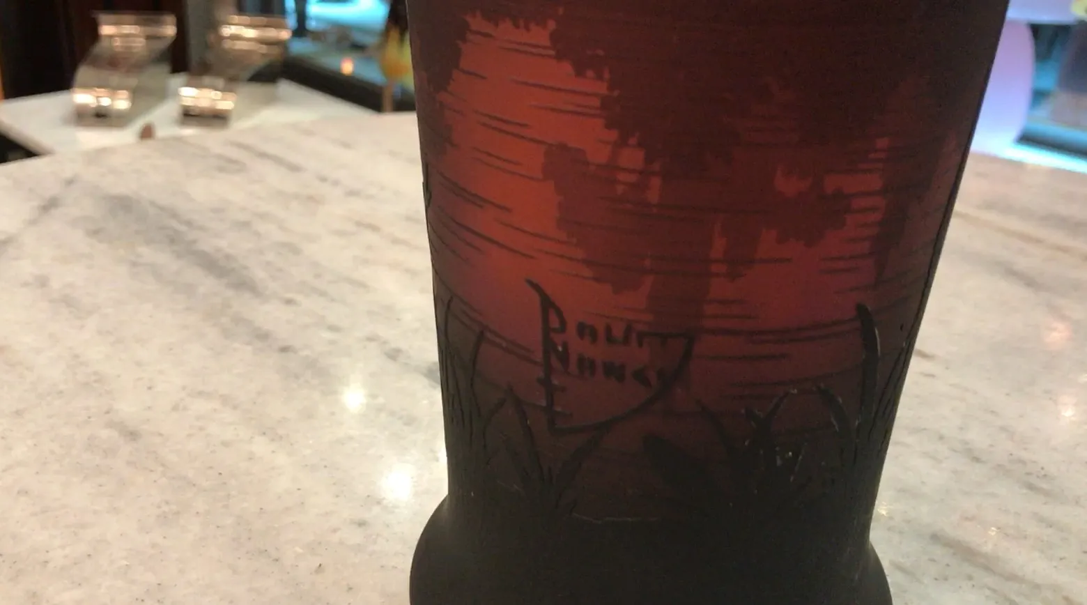 Verre signé Daum Nancy avec un design antique et coloré.