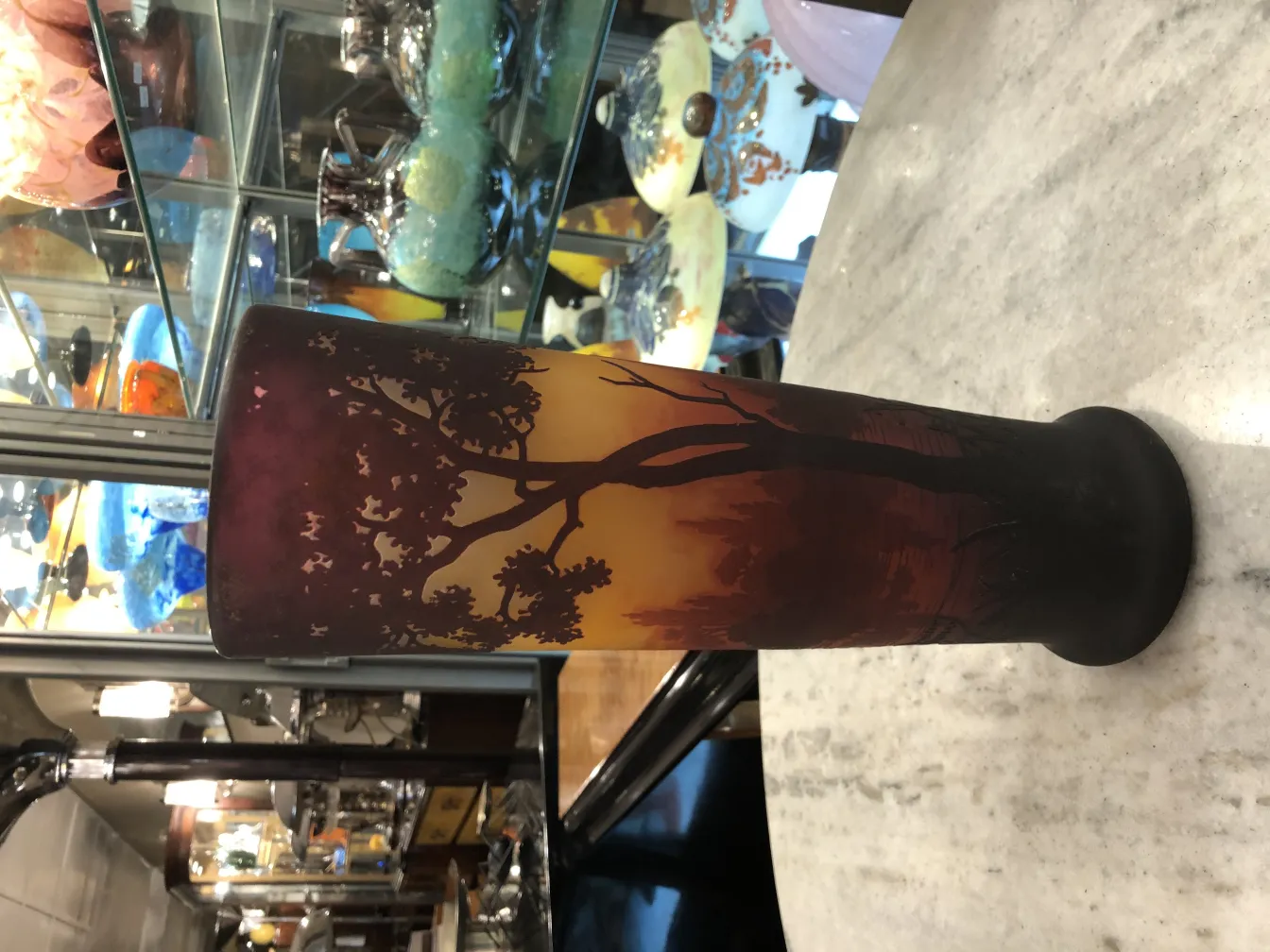 温かいトーンの木のデザインのガラス製花瓶、アンティーク