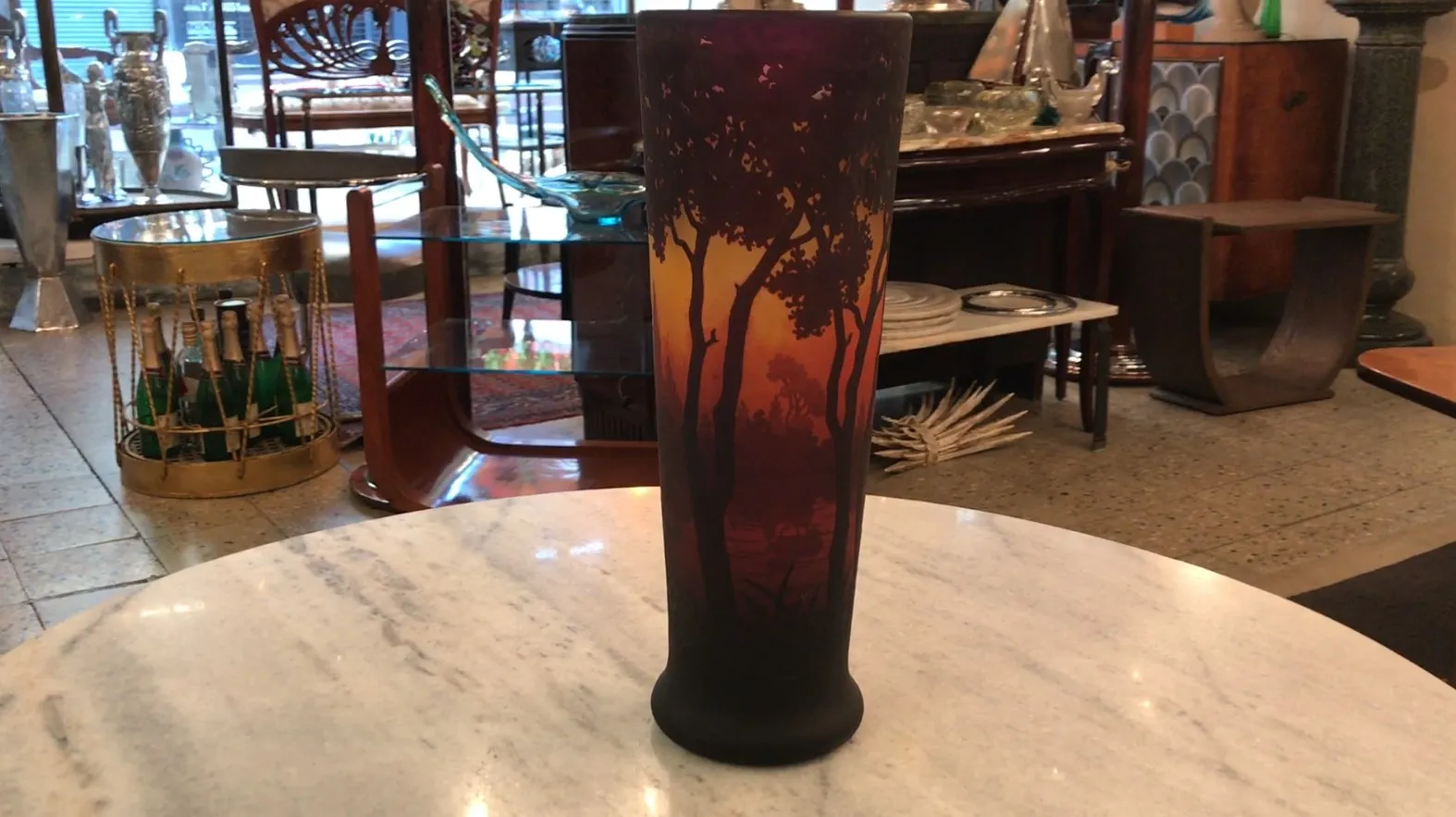 vase antico con silhouette di alberi in toni caldi