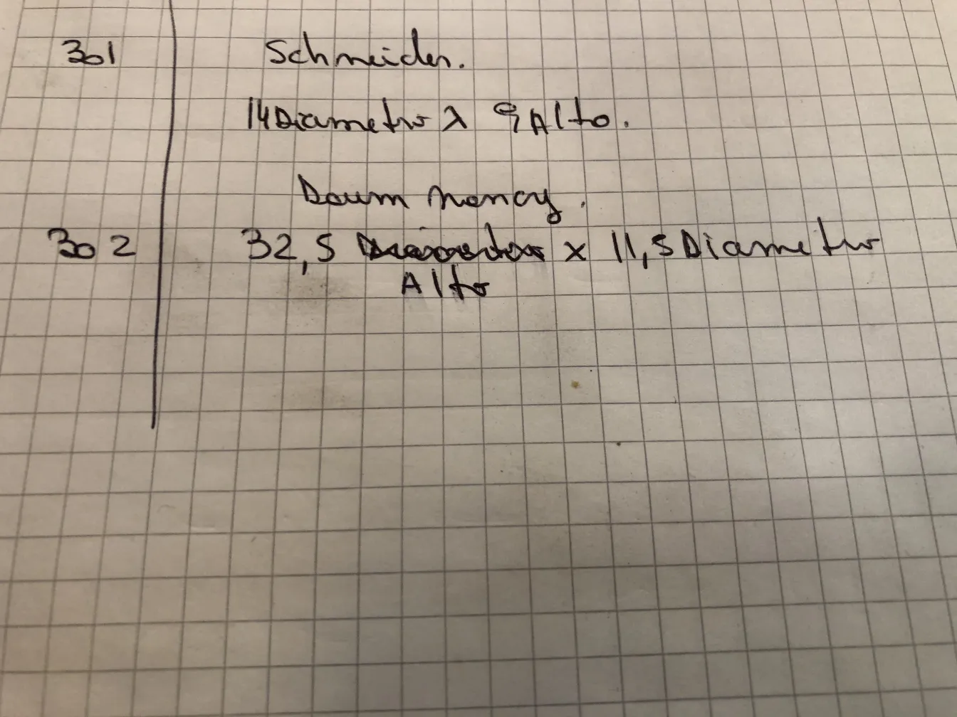 Vetro firmato Daum Nancy su sfondo di note antiche, dettagli chiari.