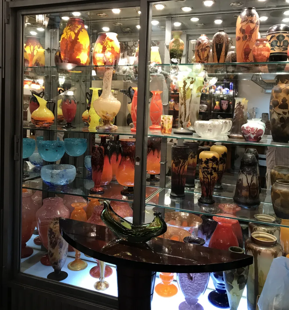 verre signé daum nancy exposé sur étagère de collection