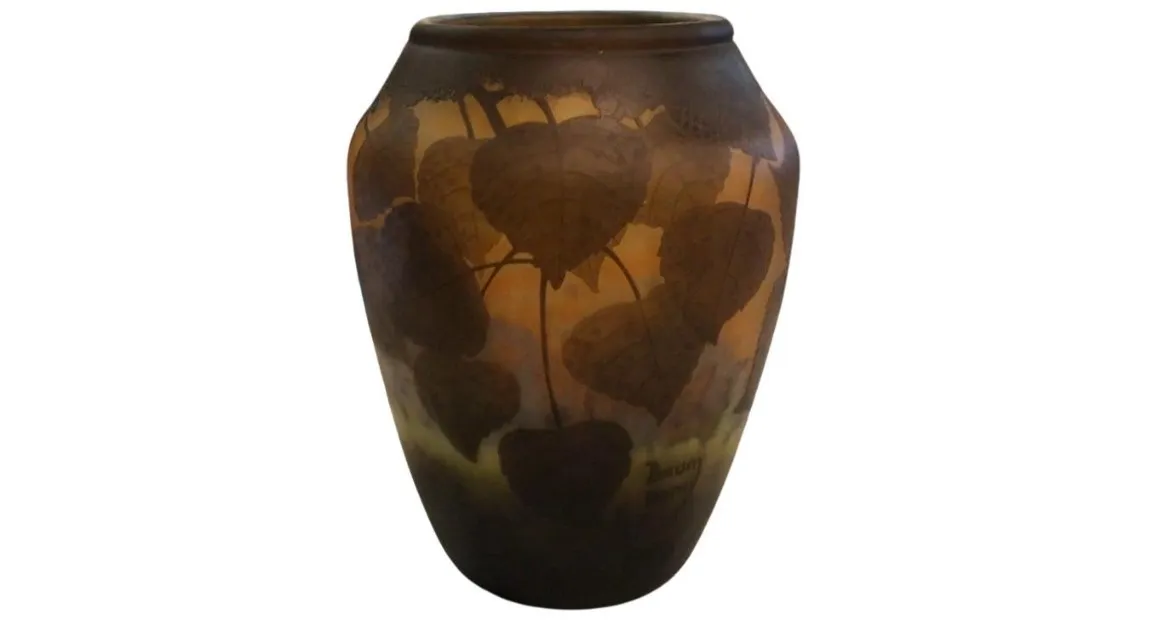 Vidro assinado antigo Daum Nancy com design de folhas