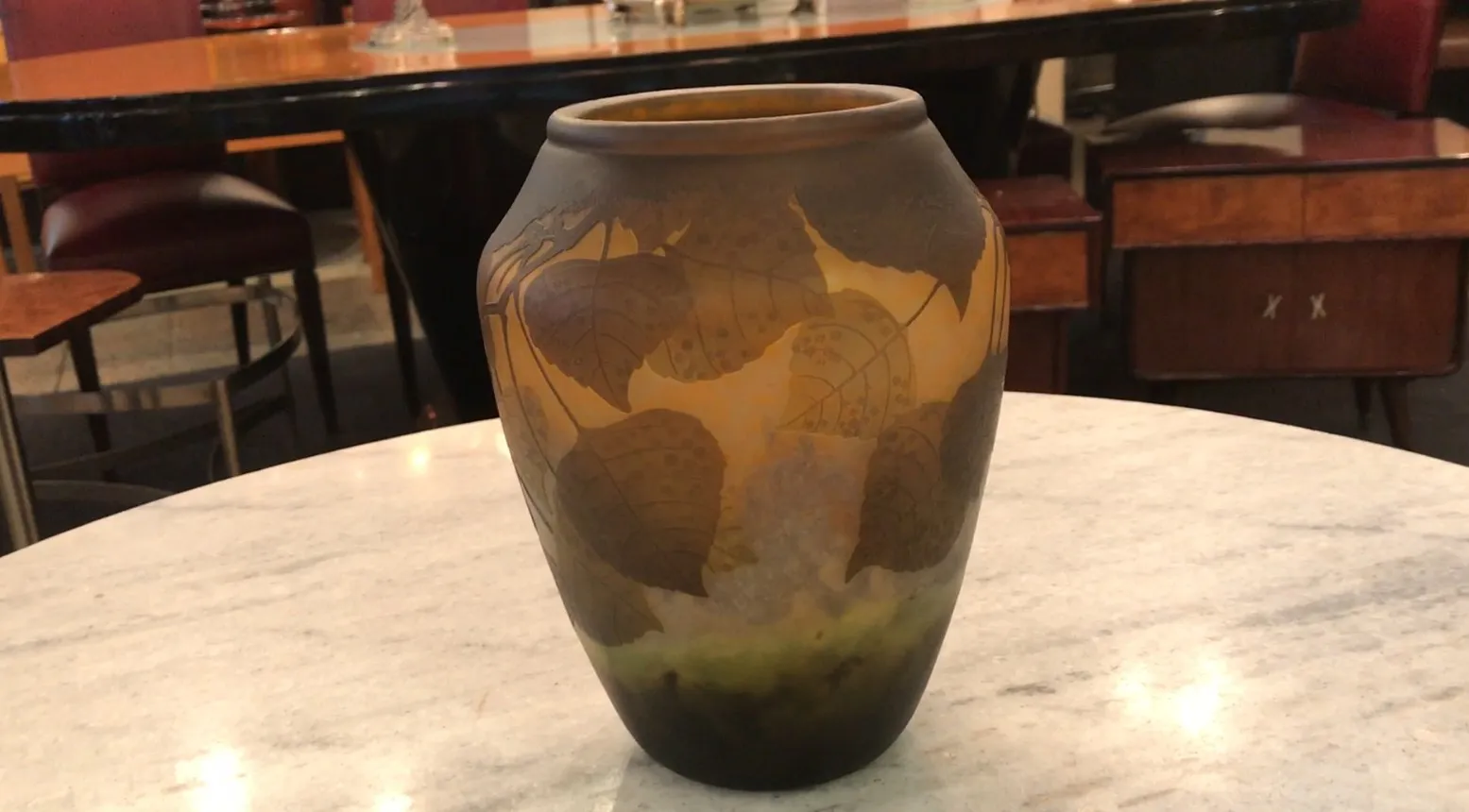 vaso antiguo daum nancy con hojas grabadas