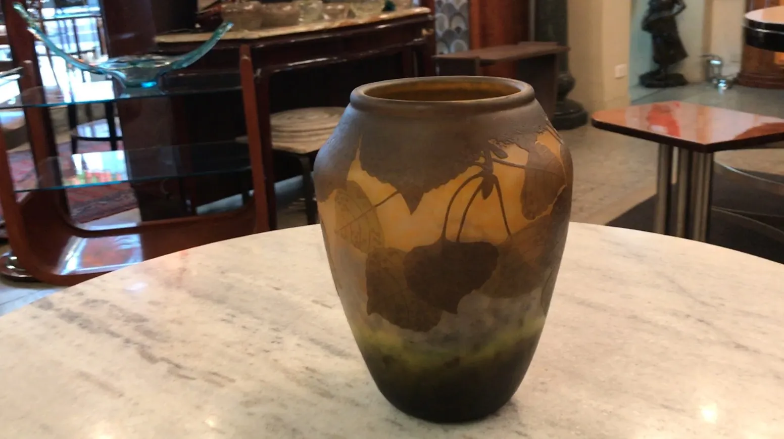 vase antico con motivi di foglie in un ambiente accogliente