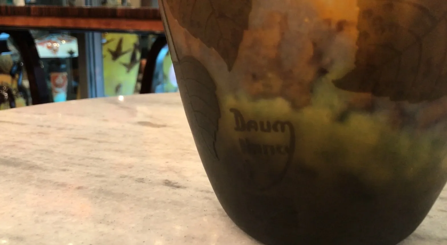 Antikes signiertes Glas Daum Nancy mit Blättern