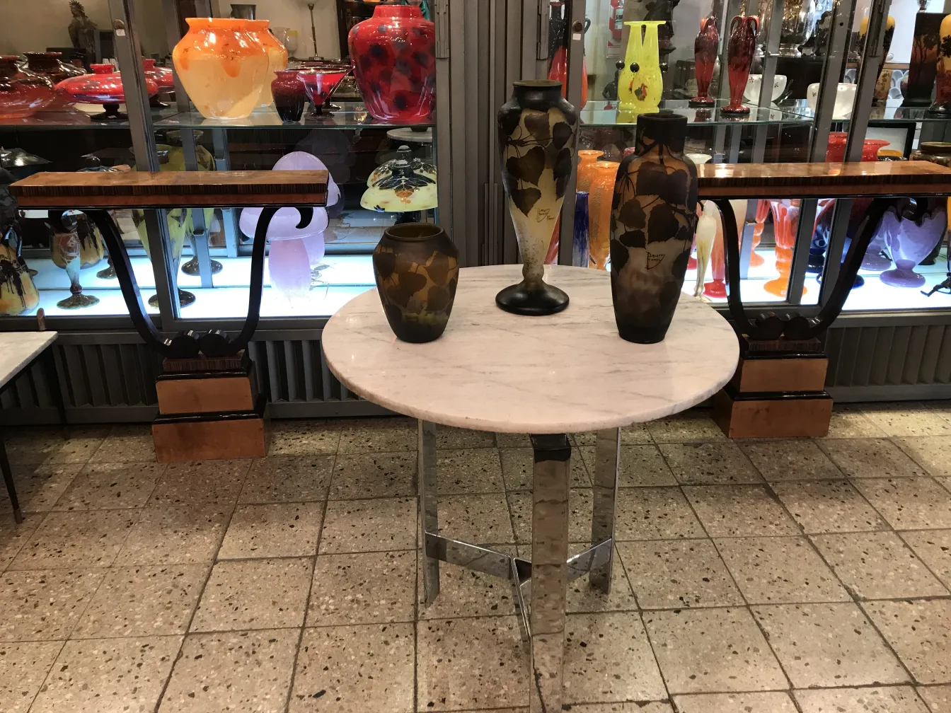 Signiertes Glas Daum Nancy präsentiert unter bunten antiken Vasen