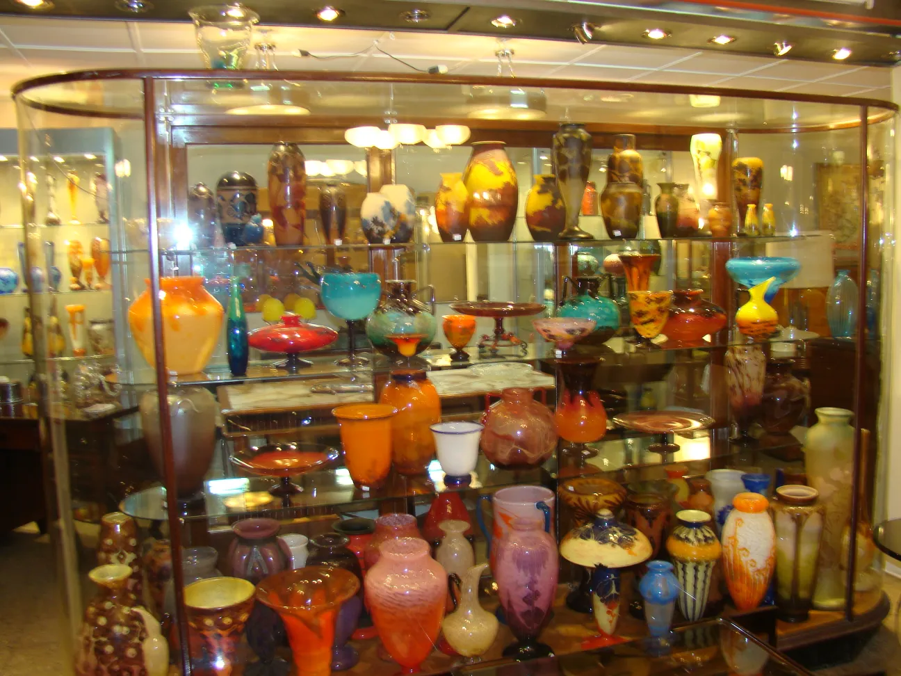 vitrine avec antiquités verre signé daum nancy et objets décoratifs