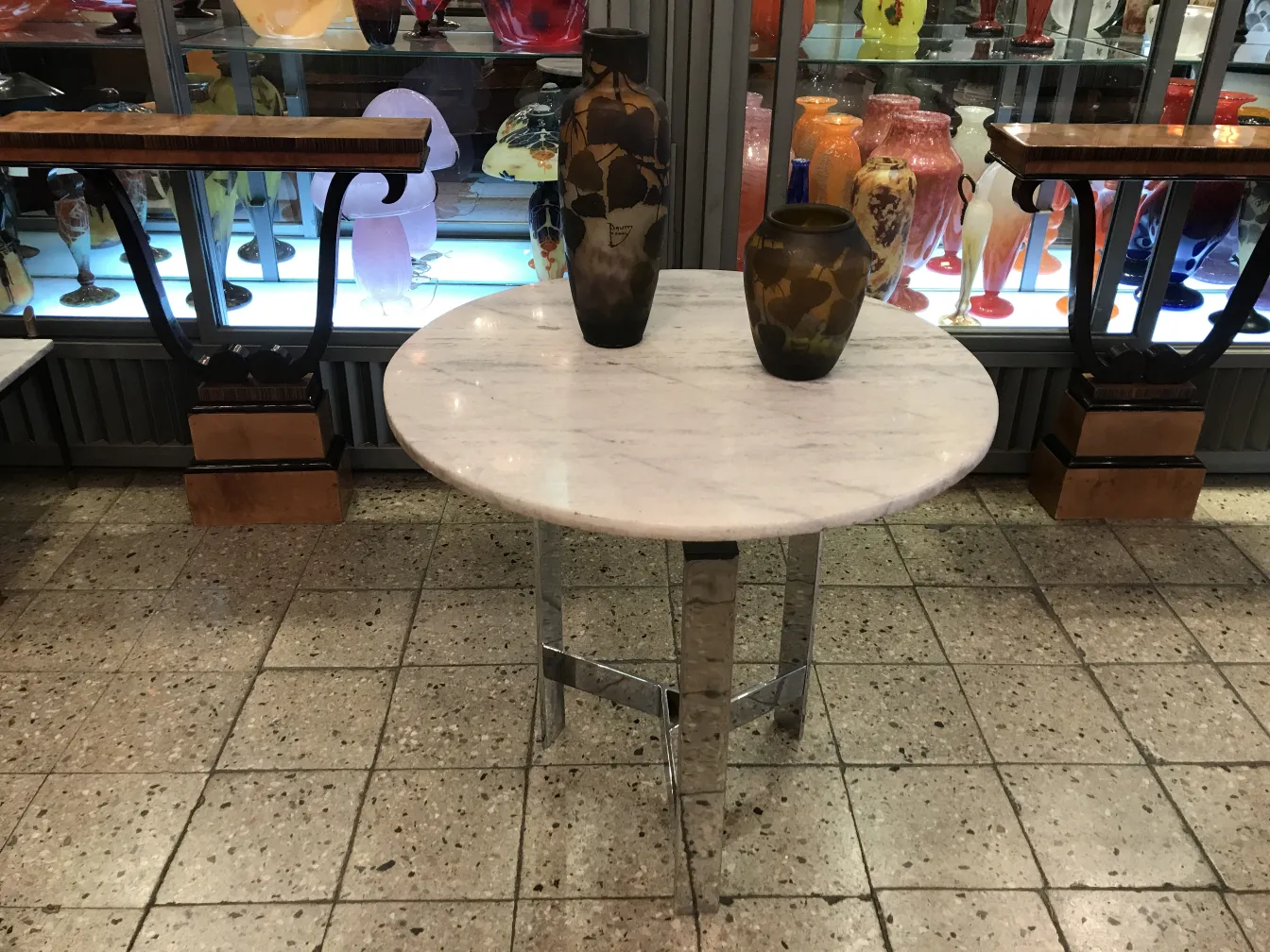 antikes signiertes glas daum nancy auf runder tabelle