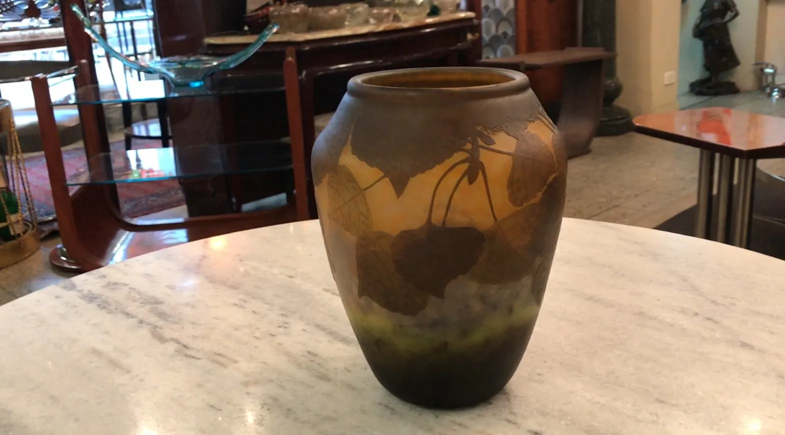 带有叶子设计的优雅古董玻璃花瓶。