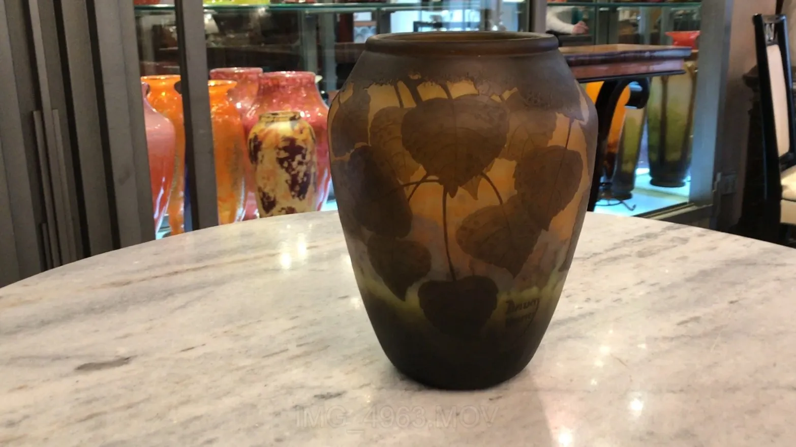 vase ancien avec motif de feuilles, fond foncé, environnement d'antiquités