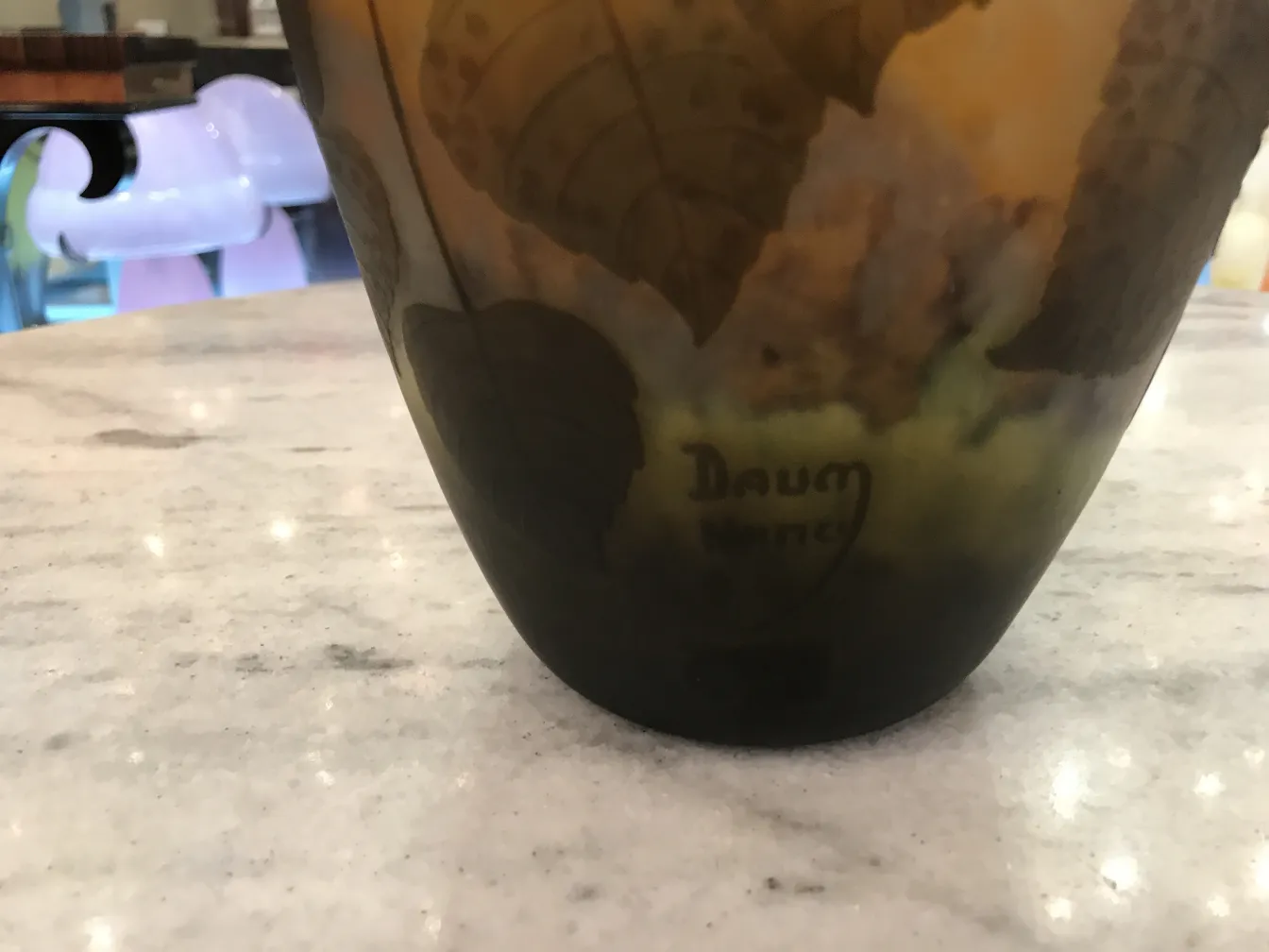 Antikes signiertes Glas von Daum Nancy mit gravierten Blättern.