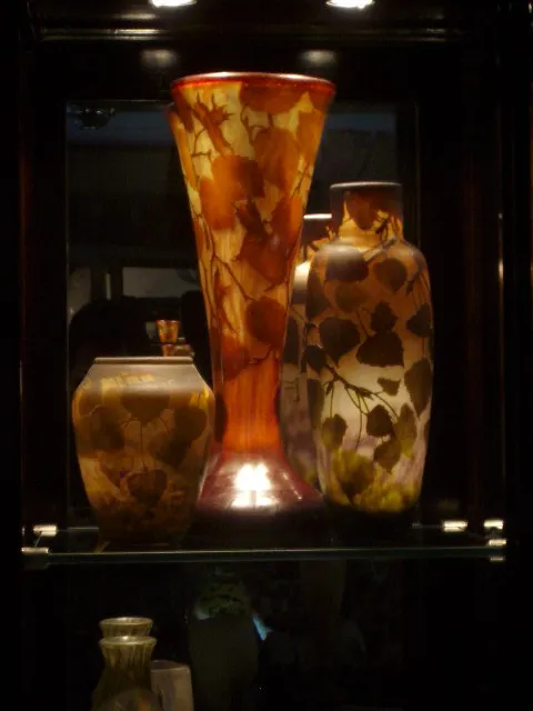 暖かいトーンの葉のパターンを持つ3つの装飾的なアンティーク花瓶