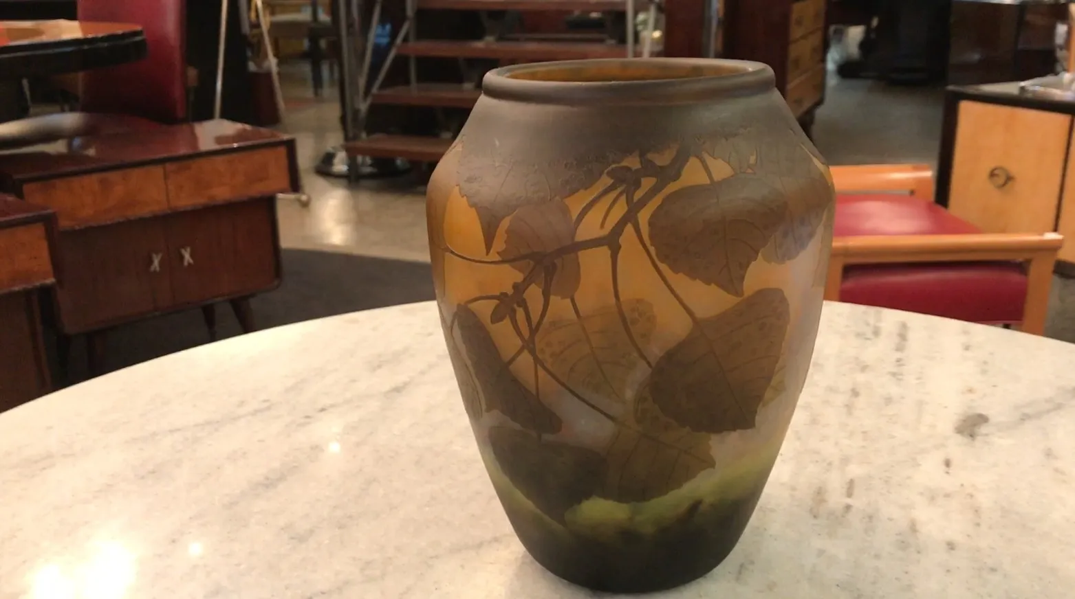 vase ancien signé Daum Nancy avec des feuilles en relief