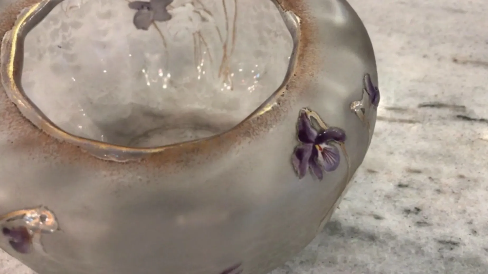 vidro com detalhes florais em tons de roxo