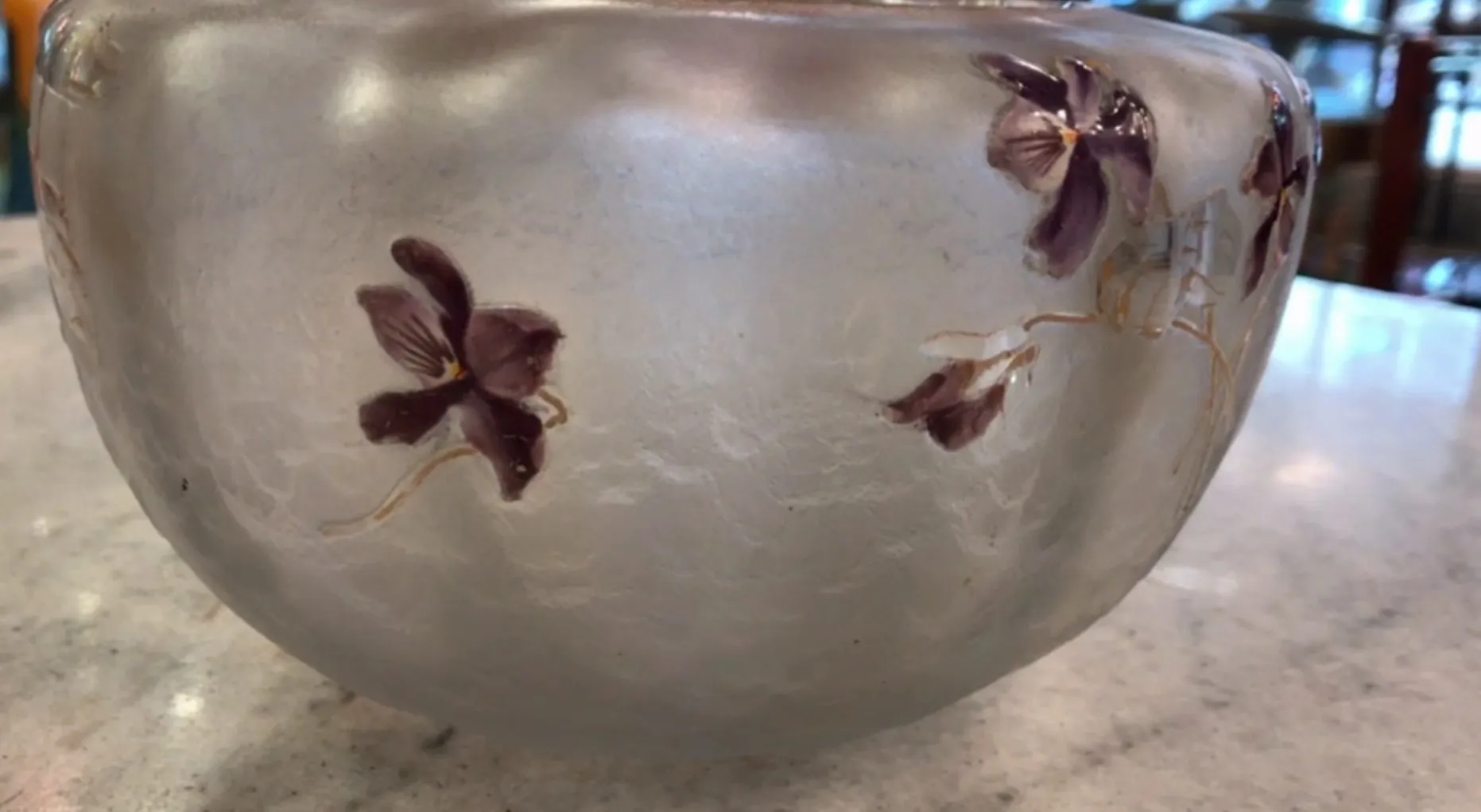 vetro antico con fiori viola e superficie liscia