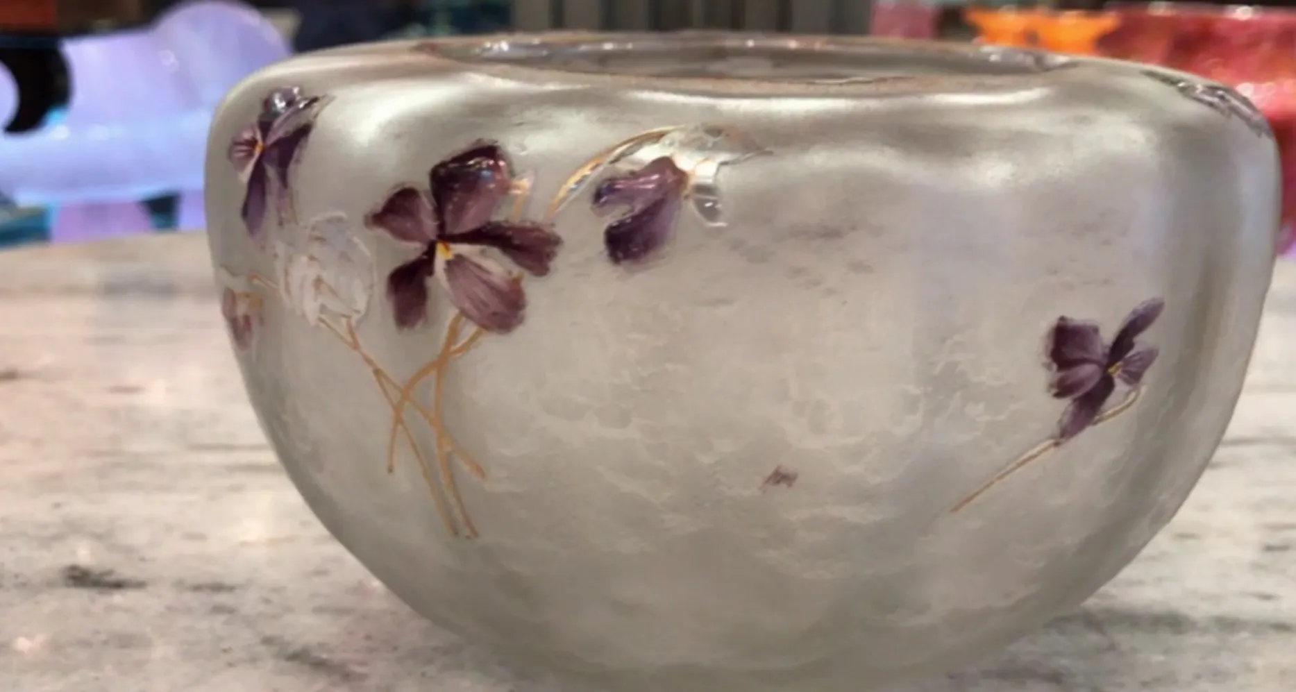 Verre antique Daum Nancy avec motif de fleurs violettes, présentant une signature.