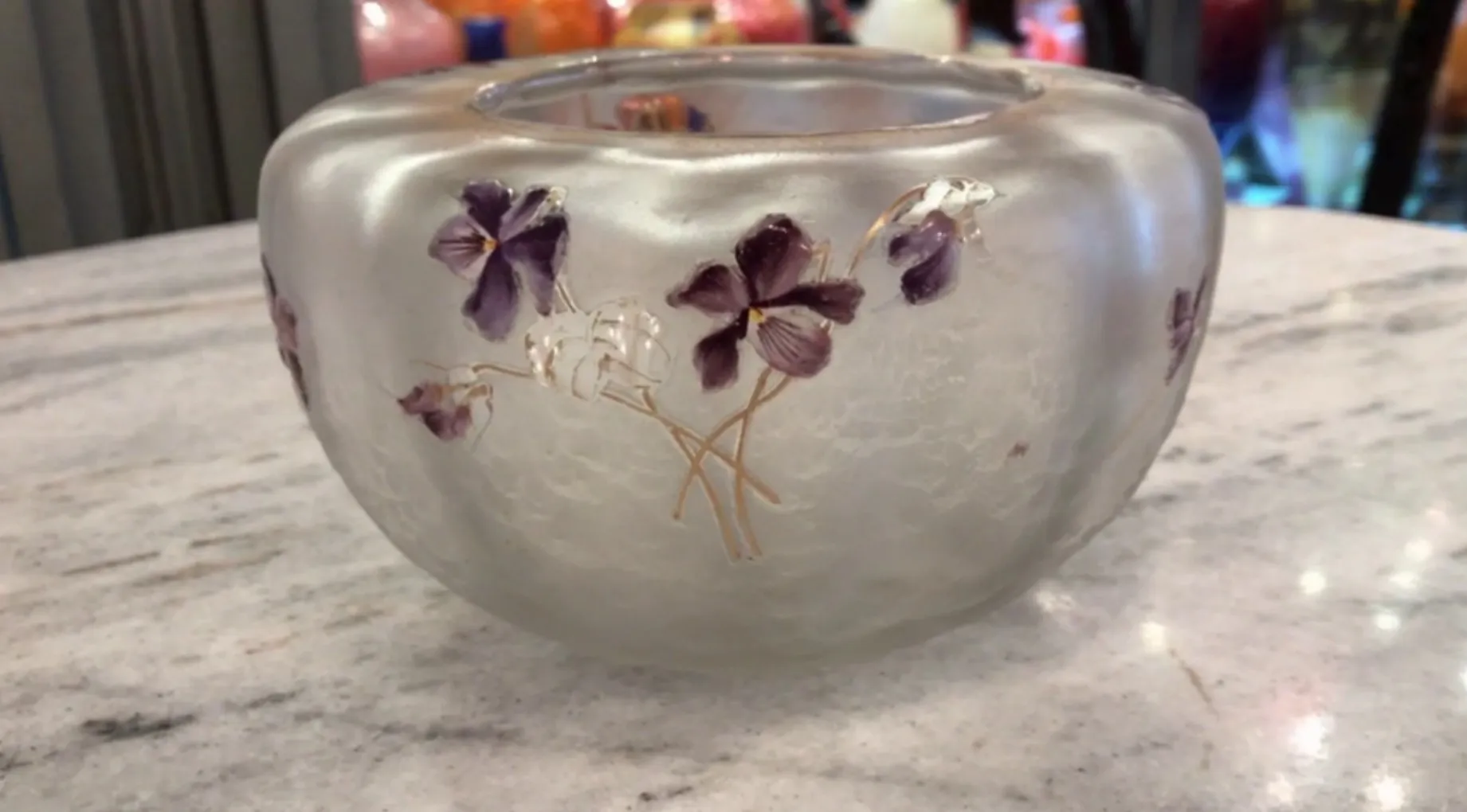 vetro antico decorato con fiori viola