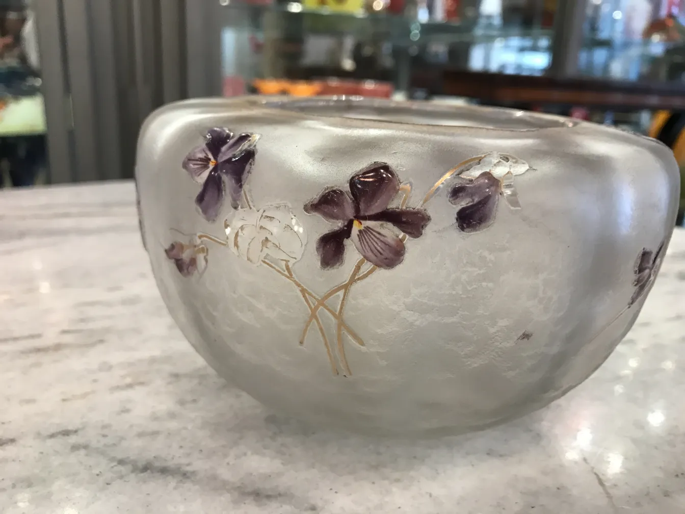 Antikes Glas mit geschnitzten Blumen, signiert von Daum Nancy, in klassischer Umgebung.