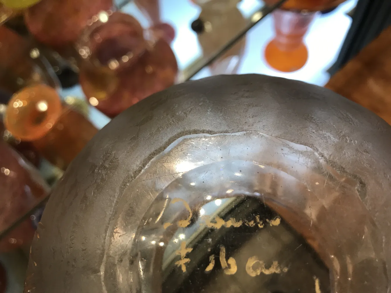 古董签名玻璃达姆南希，带有明显的签名，背景色彩斑斓。