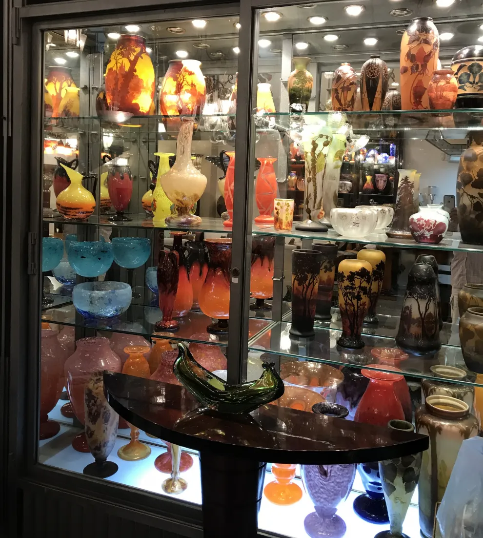 verre ancien signé de daum nancy exposé dans une vitrine