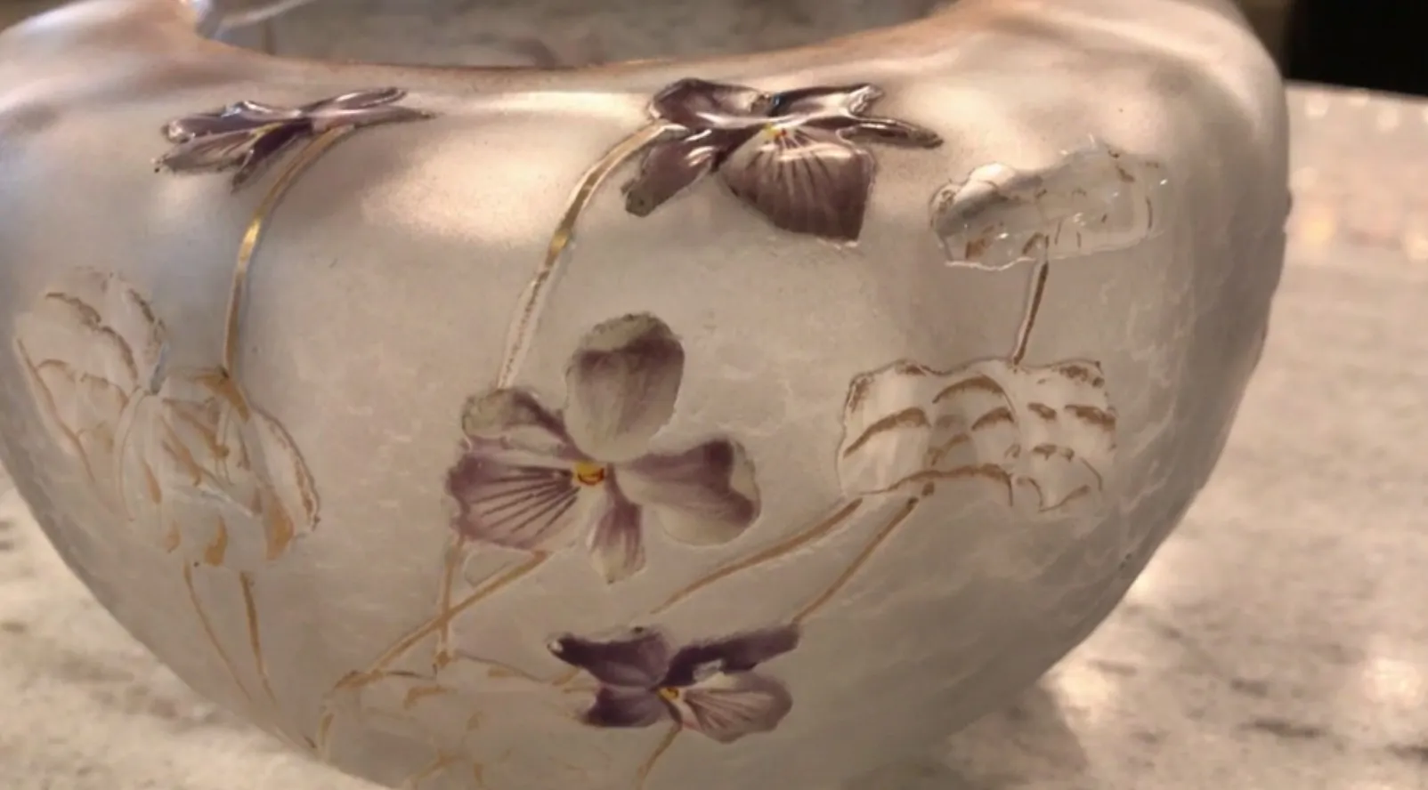 Verre ancien Daum Nancy avec motif de fleurs en relief.