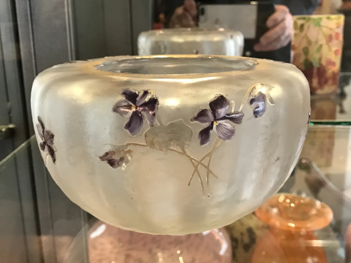 サイン入りグラスに紫の花がある、古い