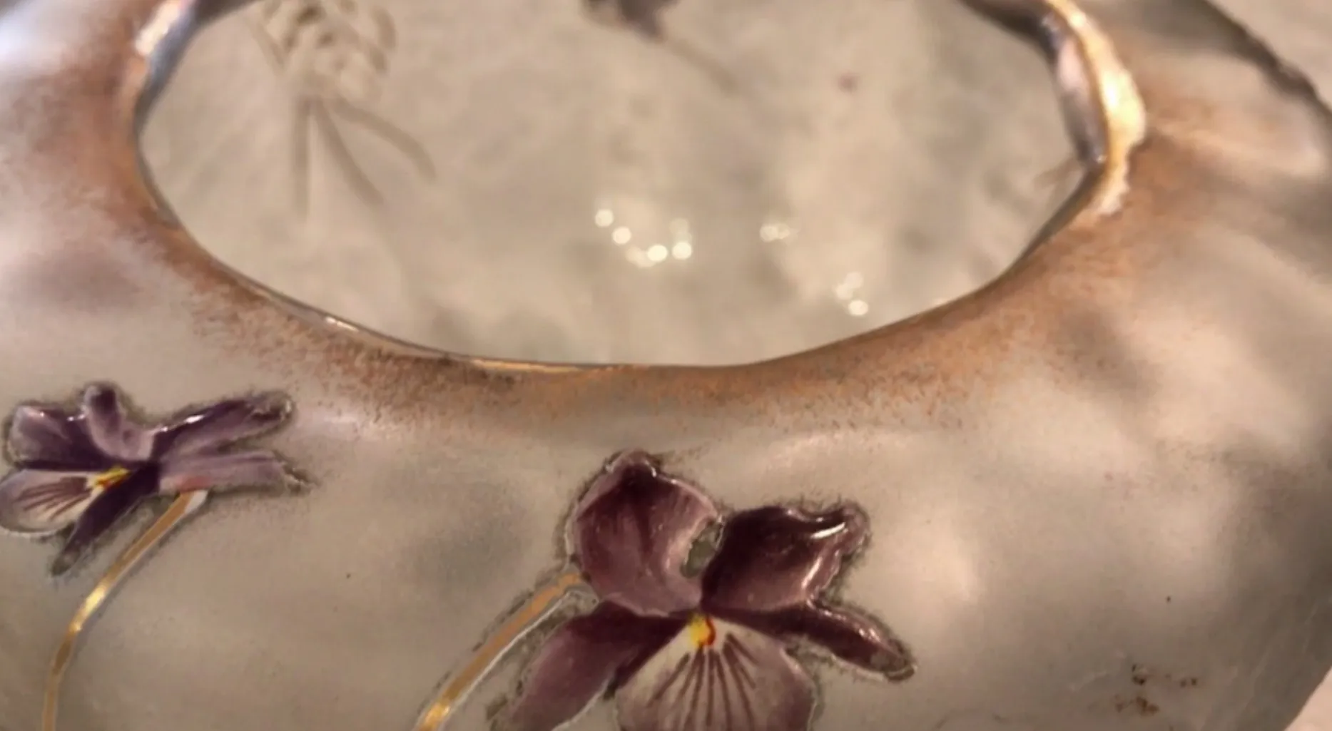 Vetro antico firmato Daum Nancy con fiori viola decorativi, elegante e delicato.