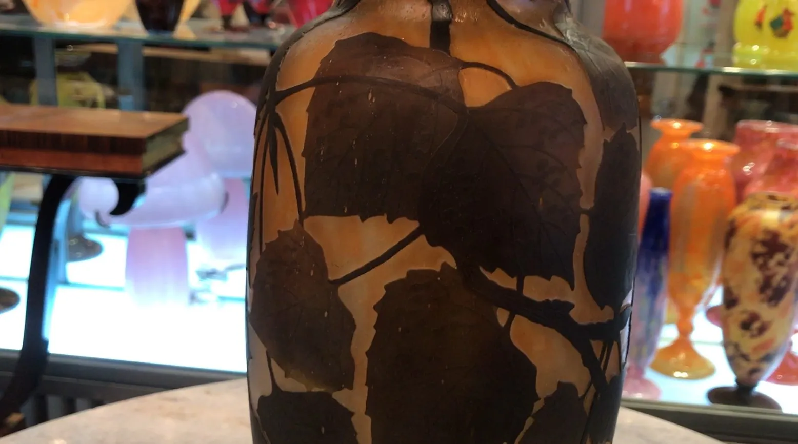 Signiertes Glas Daum Nancy mit erhabenen bernsteinfarbenen Blättern