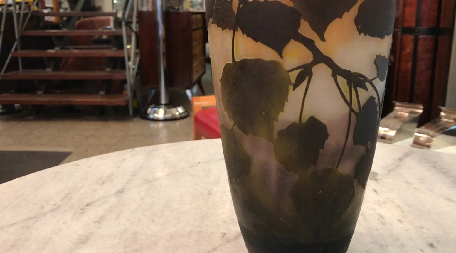 vidrio antiguo firmado con detalles de hojas y sombras