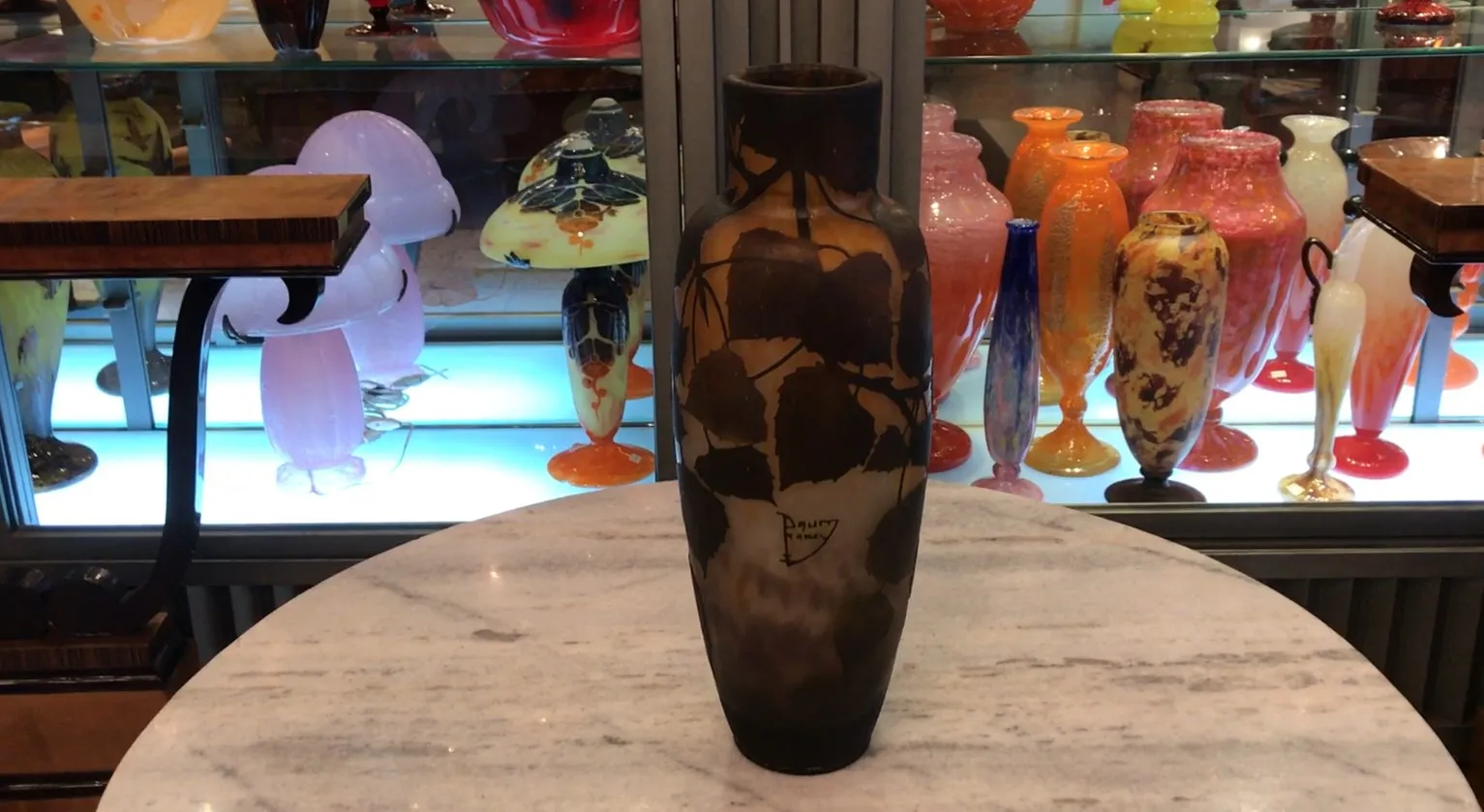 Vase ancien avec signature daum nancy sur fond bleu