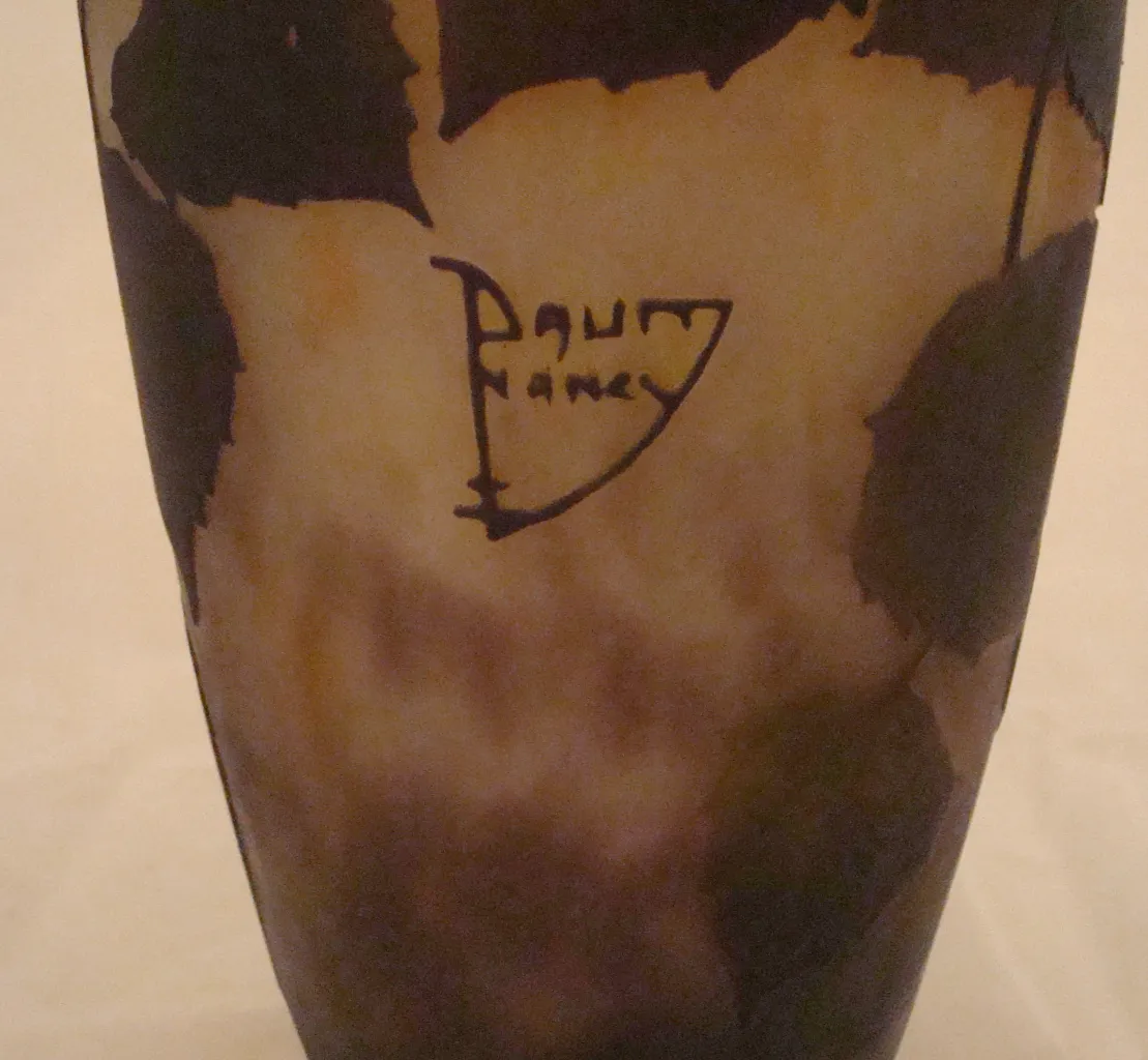 다움 낸시 서명이 있는 고대 유리잔, 불규칙한 디자인으로 장식됨