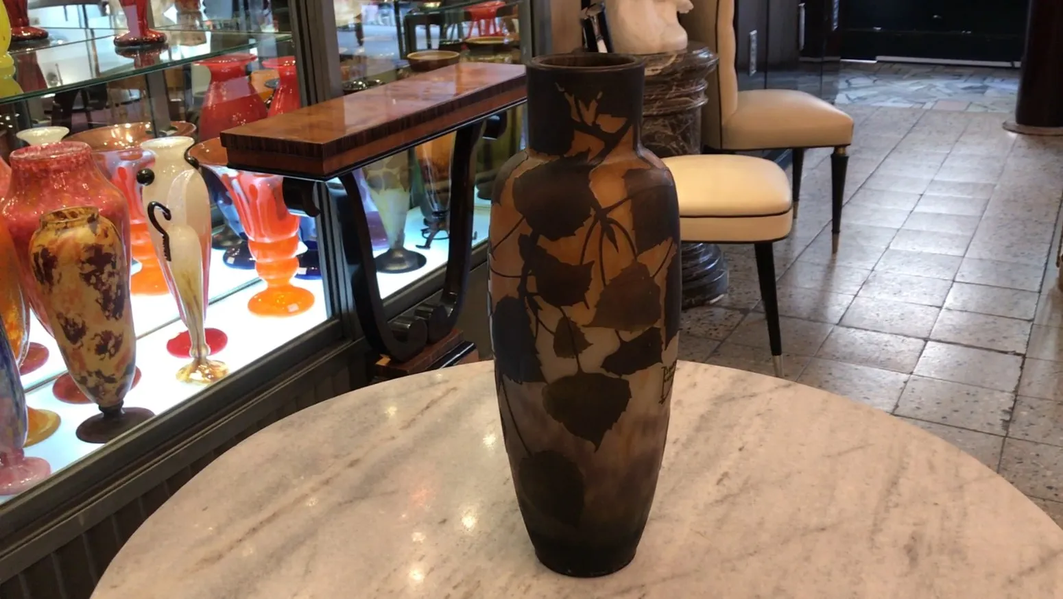 Antike Glasflasche mit Blattdesign, dekorativ.