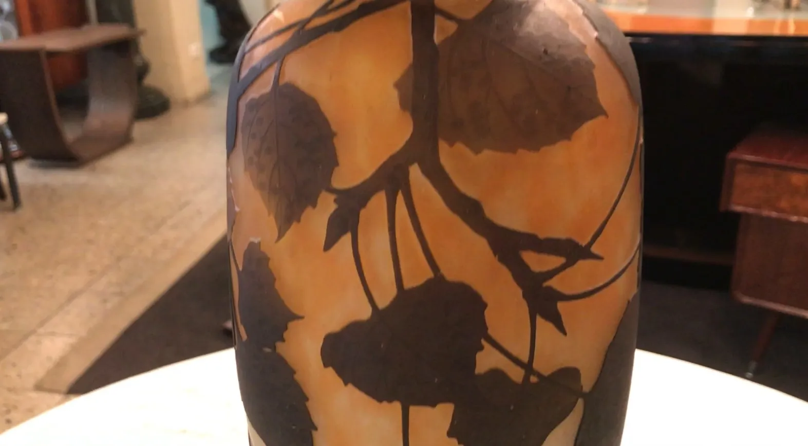 Verre ancien signé Daum Nancy avec motif de feuilles