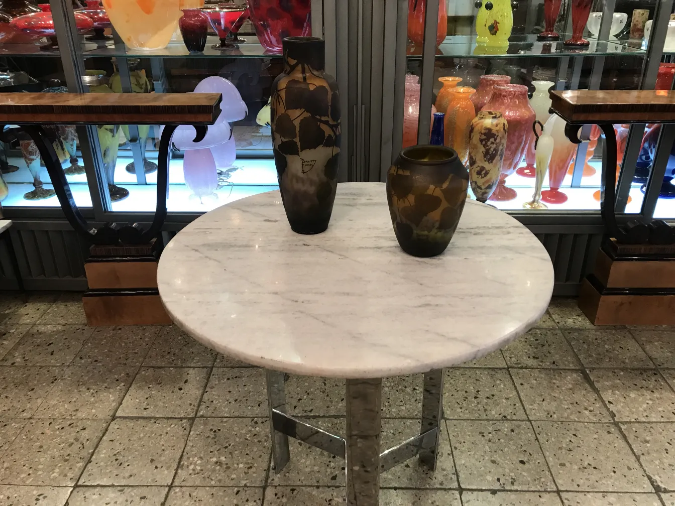 Deux vases sur une table blanche, fond en verre décoratif.