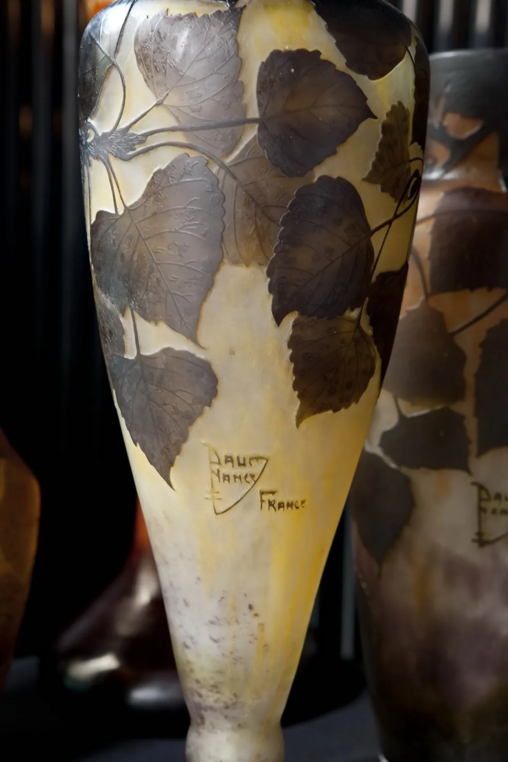 Antikes signiertes Glas Daum Nancy mit eingravierten Blättern.