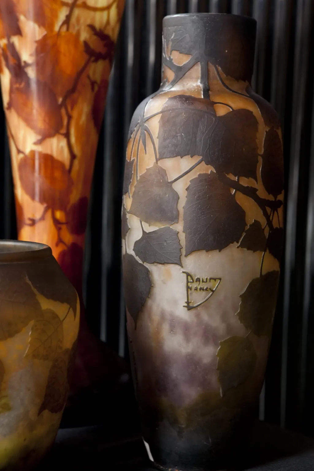 antike vase mit blättern und daum nancy signatur