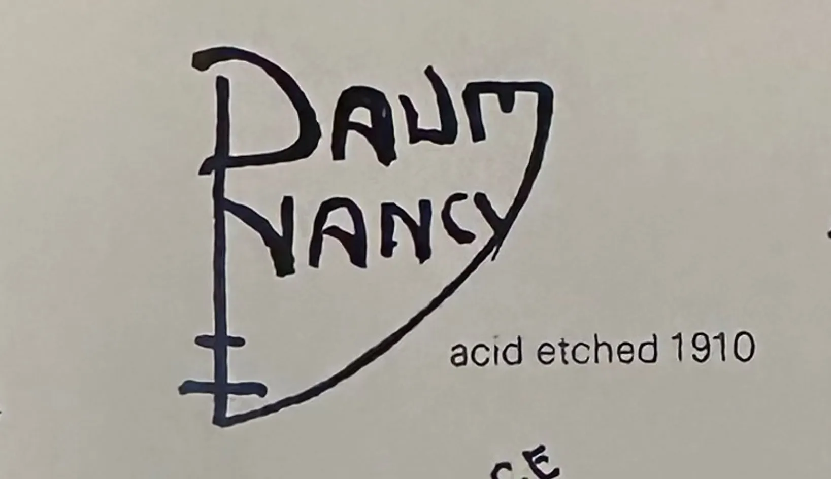 Verre signé Daum Nancy avec des détails visuels intrigants.