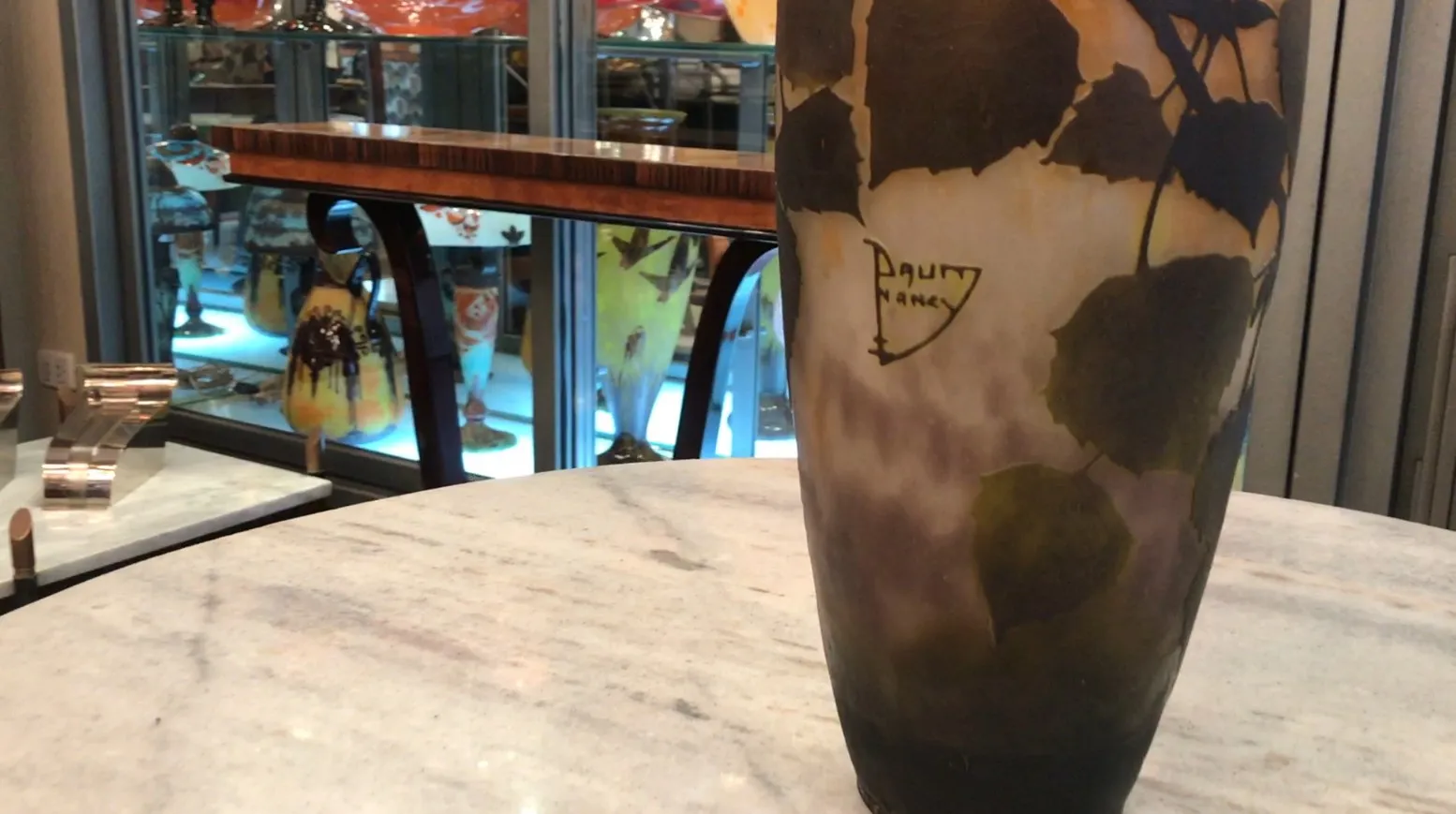 Verre ancien signé Daum Nancy avec motif de feuilles