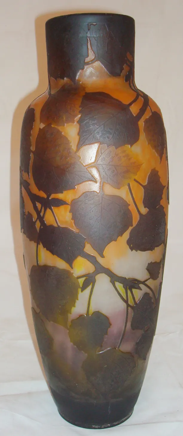 vase décoratif ancien avec des feuilles gravées sur du verre