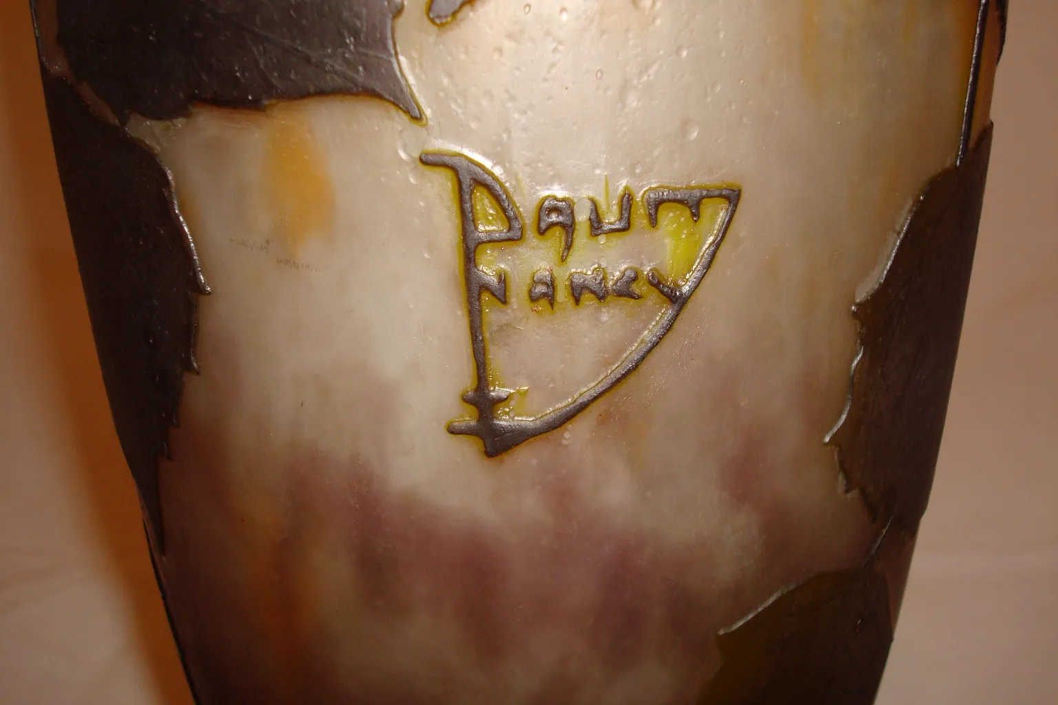 vetro antico con firma daum nancy, sfondo neutro, dettagli sottili