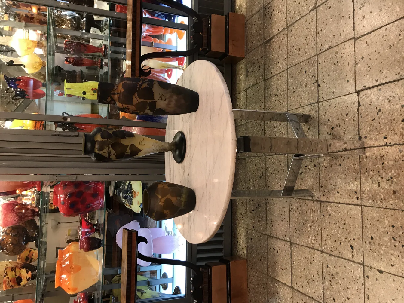 Tres jarrones de antigüedades en un ambiente colorido