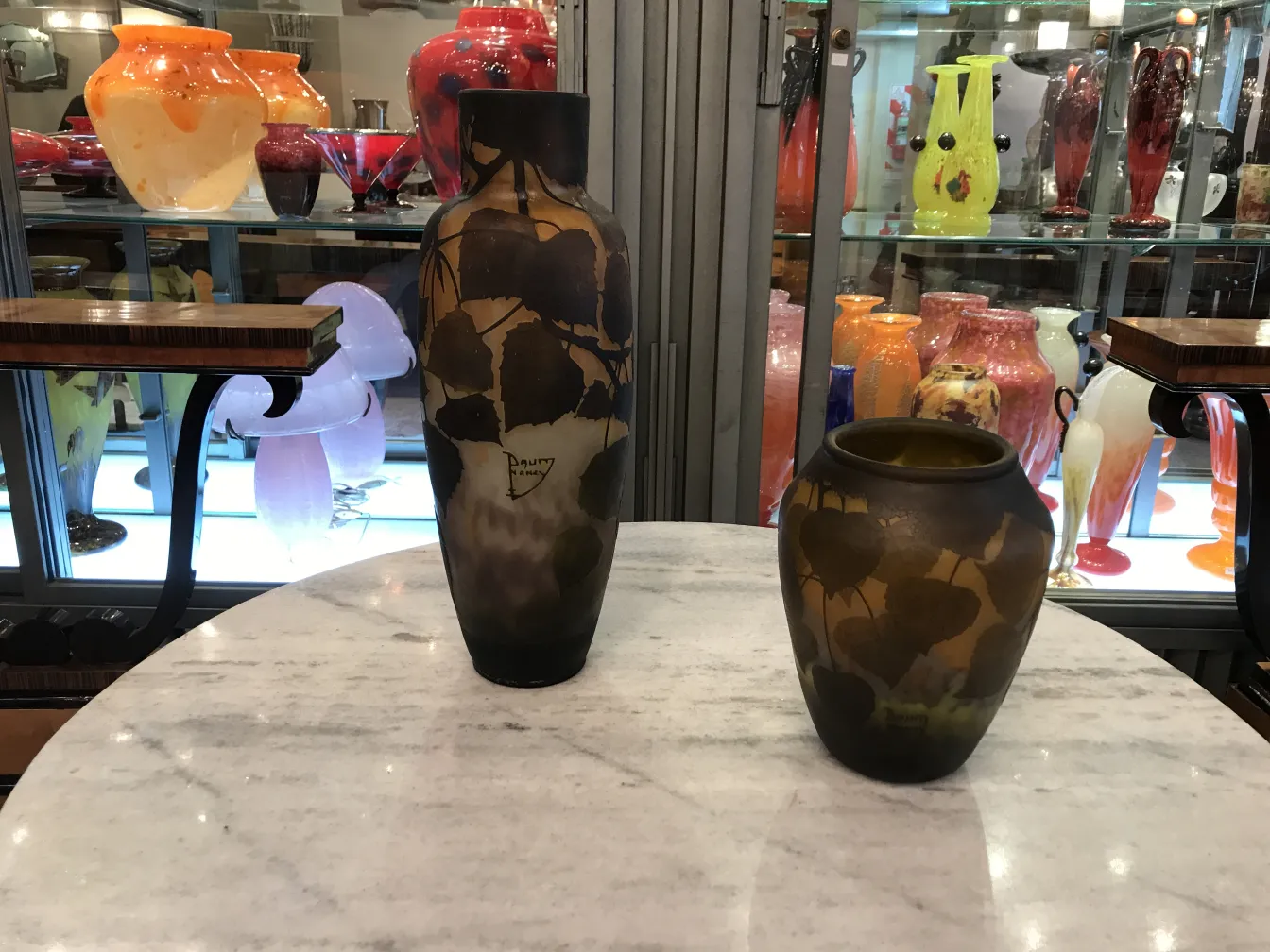 antigüedad con firma Daum Nancy, formas elegantes, decoración sutil, luz reflejándose