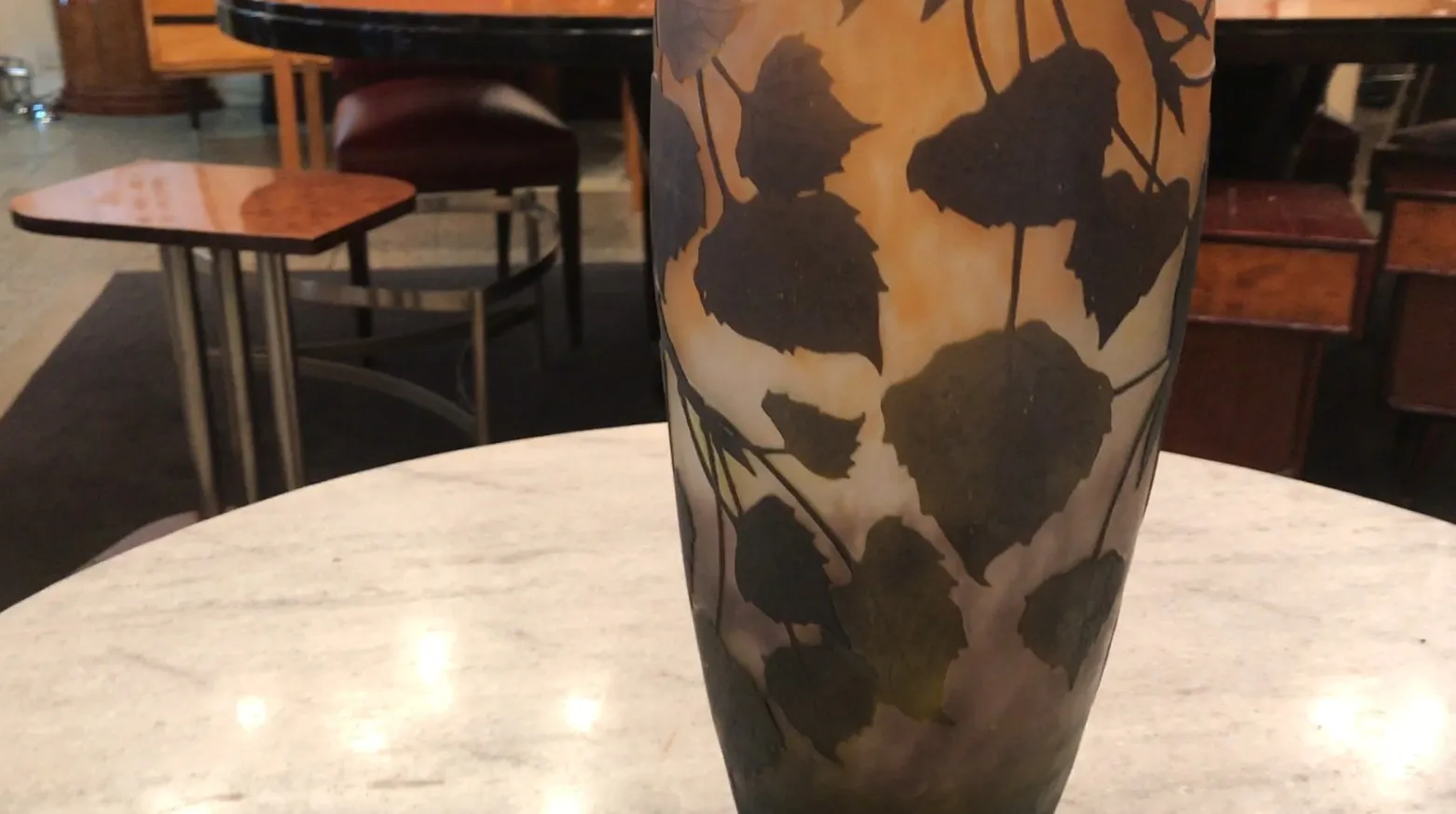 Vase en verre ancien avec motif de feuilles dans des tons chauds