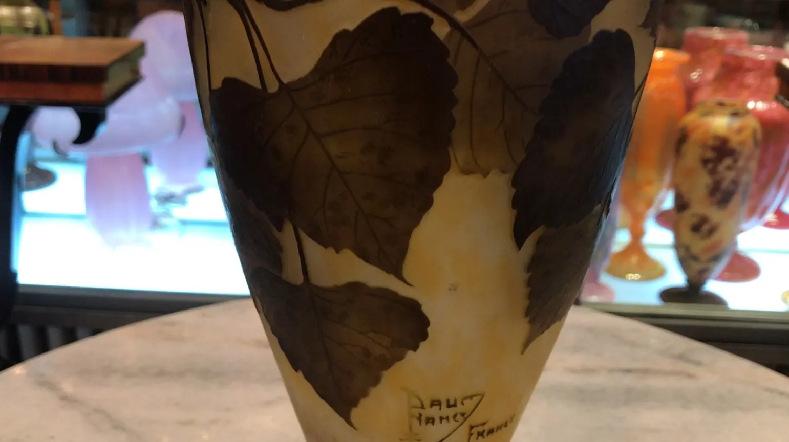 vaso antiguo de vidrio con hojas talladas y firma