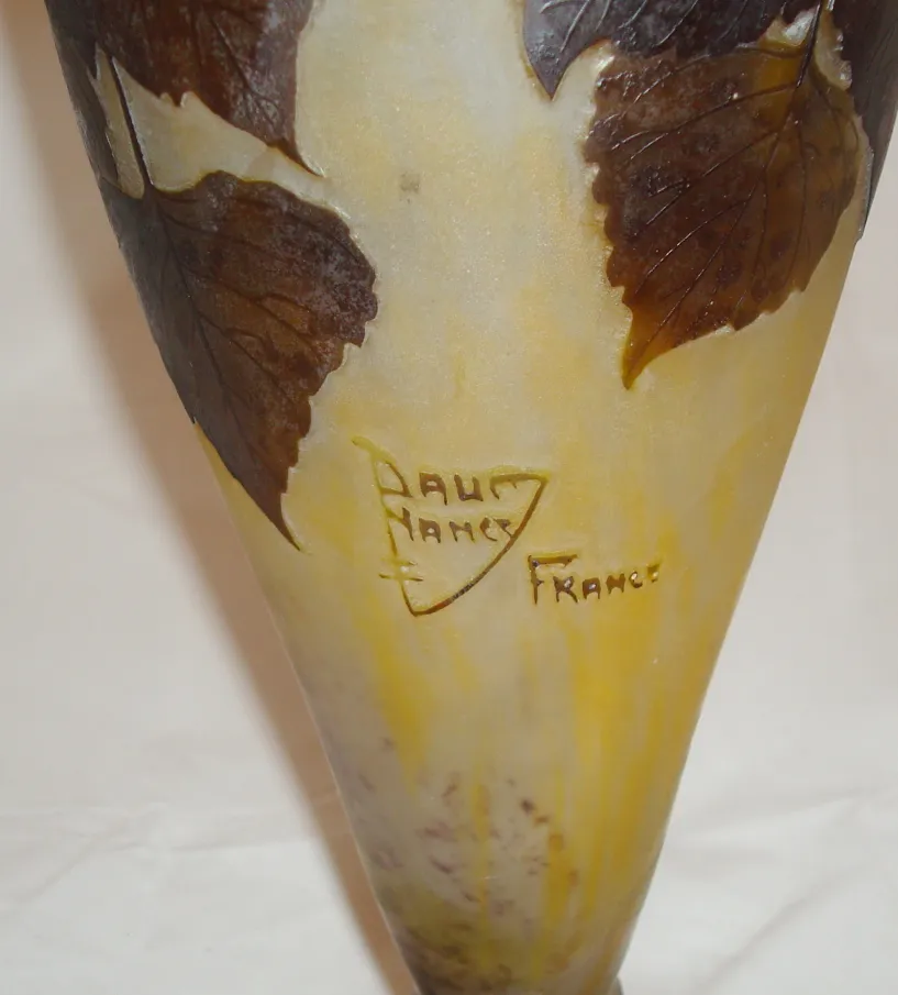 objet en verre avec feuilles en relief et signature daum nancy
