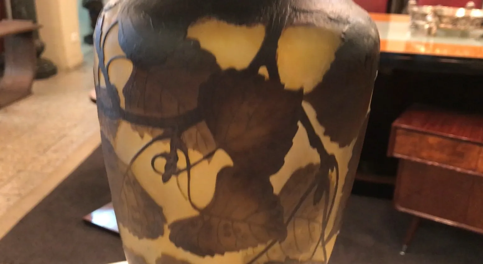 Verre ancien signé Daum Nancy avec motifs de feuilles.