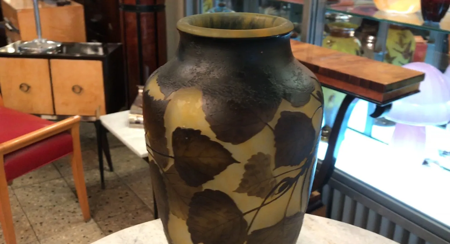 Vase ancien signé Daum Nancy avec motif de feuilles