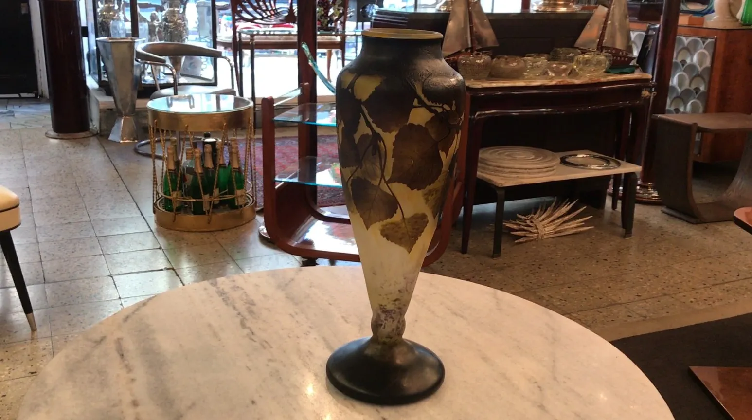 vetro antico firmato daum nancy con design di foglia, ambiente antico