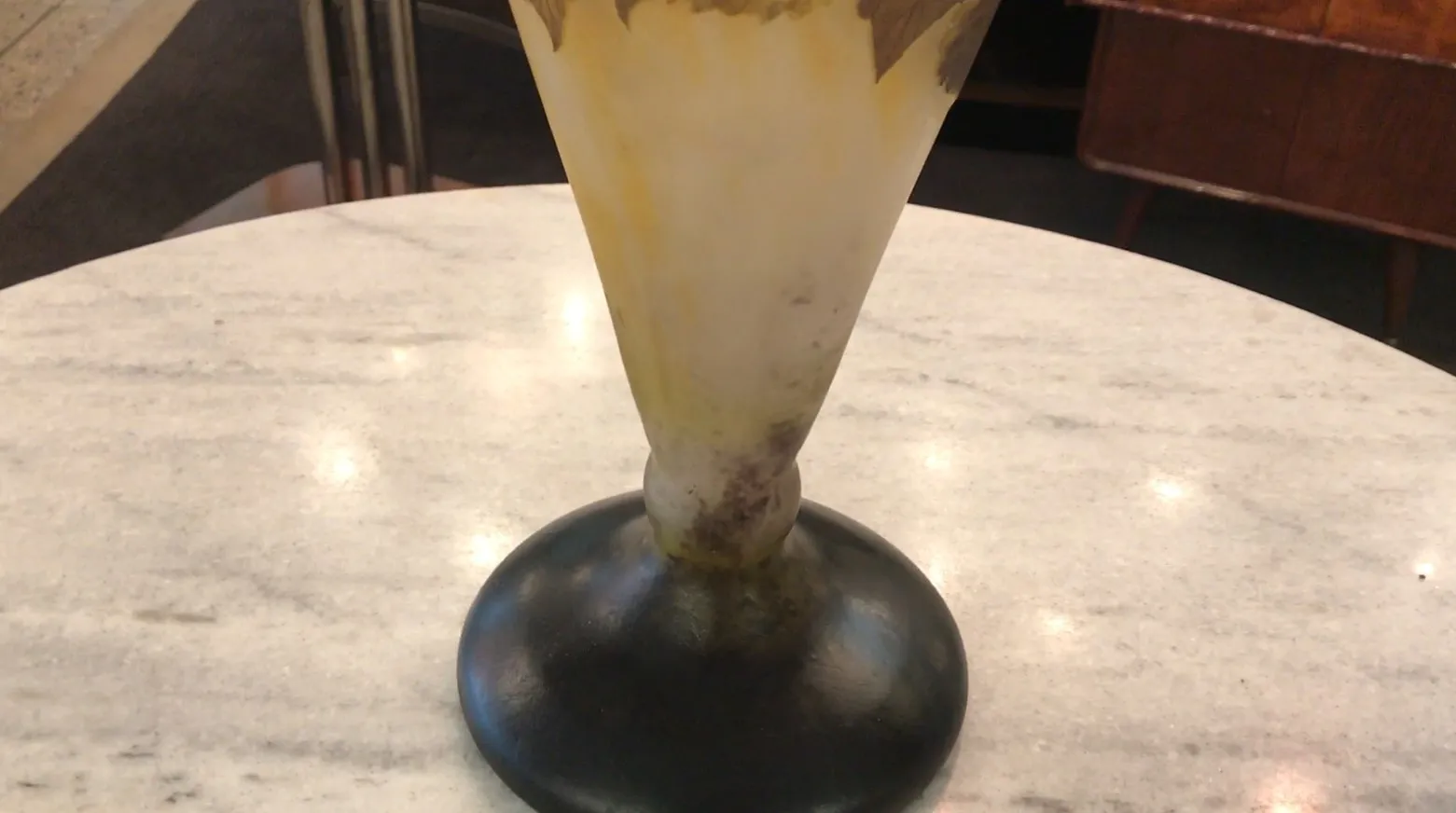 Verre signé Daum Nancy sur une base noire